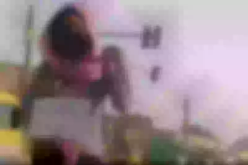 فتاة سودانية تثير الجدل وتبحث عن عريس بطريقة غريبة في شارع عام بالخرطوم.. شاهدوا ماذا فعلت!