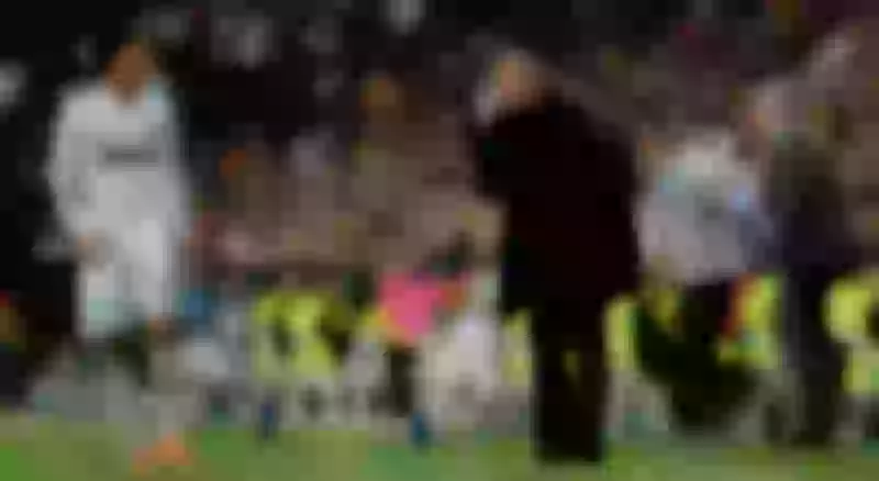 أسرار "مسعود أوزيل" تكشف عن سبب تمزيق قميص ريال مدريد ورميه على وجه مورينيو!