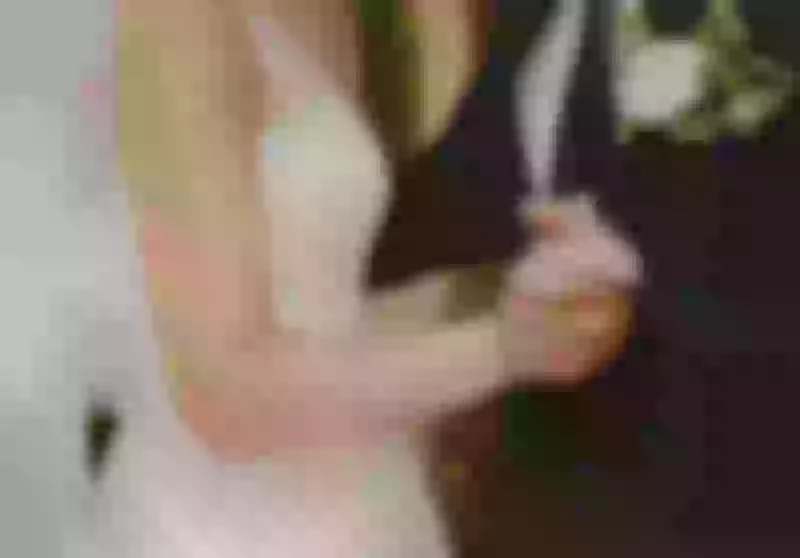 شاهد عروس سعودية تهرب يوم زفافها من قاعة المعازيم لهذا السبب والذي جعلها تنهار على الفور.. فيديو!!
