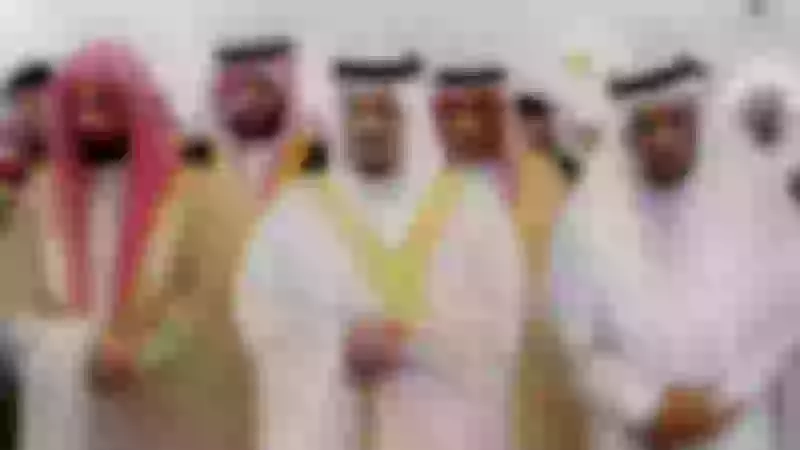 "نائب أمير الرياض يودّع والدة الأمير سلطان بن محمد بن عبدالعزيز في صلاة الميت"
