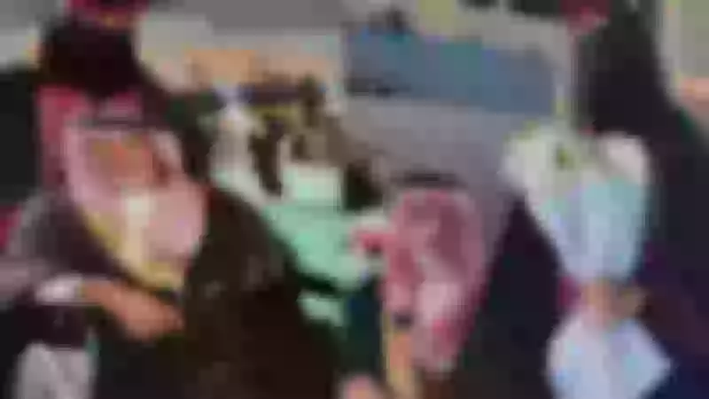 "لحظة مؤثرة: أب مقعد يشارك ابنته فرحة التخرج من جامعة الملك خالد.. شاهد الفيديو الرائع!"