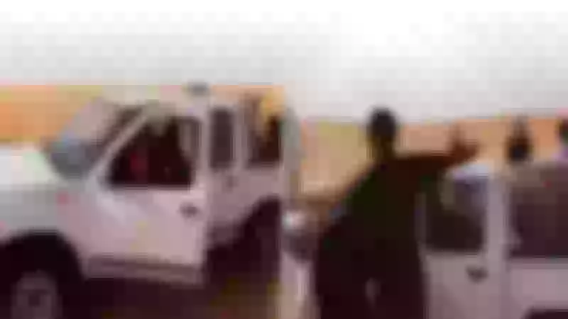 "بالفيديو: يزيد الراجحي ينقذ شباب عالقين بسيارتهم في الرمال!"