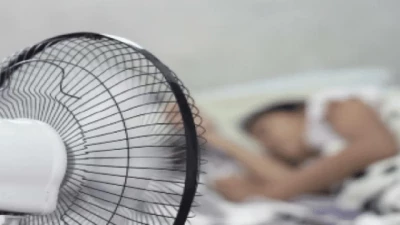 مخاطرها كثيرة.. دراسة تكشف بأن النوم أمام المروحة المنزلية تؤثر على صحتك