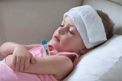 في حال إصابة طفلك بالحمى.. تجنبي هذه الأطعمة فوراً.. لا تتجاهليها