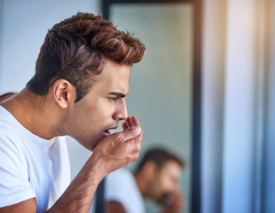 رائحة الفم الكريهة تنذر بالإصابة بهذه الأمراض.. احذروها ولا تتجاهلوها