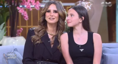 الفنانة إيمان العاصي تترجى الجميع لحذفه.. تسريب فيديو جديد بمشاهد فاضحة وصادمة لابنتها برفقة شاب يقوم بلمسها بأماكن حساسة بغرفته الخاصة
