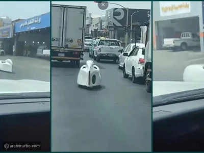 ماذا يحدث؟ سيارة غريبة صغيرة للغاية تلفت الأنظار في شوارع السعودية ! (صورة)