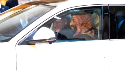 ولي العهد محمد بن سلمان يبهر السعوديين ويقود سيارة كهربائية .. شاهد كيف فعلها
