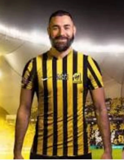 شاهد الظهور الأول لكريم بنزيما مرتديا القميص الجديد لنادي الاتحاد السعودي وما صرح به بخصوص النادي أثار جدلا واسعا