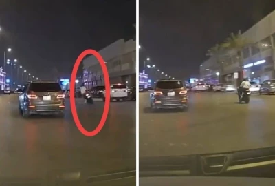شاب سعودي يستعرض بدراجته النارية وسط شارع عام وفجأة حدث مالم يكن بالحسبان.. ماحدث أفزع الجميع وجعله يشعر بالندم..شاهد