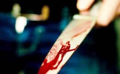 شاب لبناني يفاجئ والدته وهي تصلي الظهر وما حدث بعدها سيصدمك