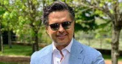 راغب علامة يفقد أعصابه ويترك المسرح لسيدة جميلة تقبّله بجرأة في مشهد صادم.. تفاصيل الحادثة الصادمة التي هزت الجميع