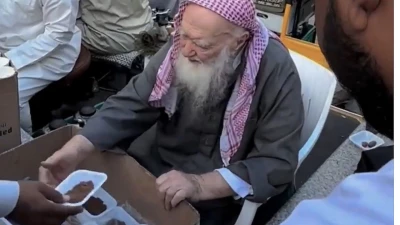"فيديو مؤثر: رحيل الشيخ إسماعيل أبو السباع بعد 40 عاما من خدمة زوار المسجد النبوي"