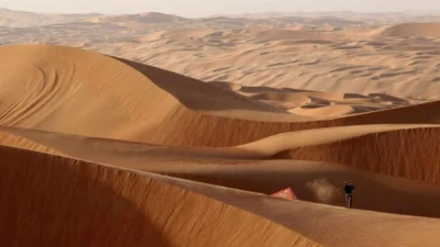 "اكتشاف مفاجئ في الصحراء: شاب يعود بعد اختفاء غامض في الربع الخالي"