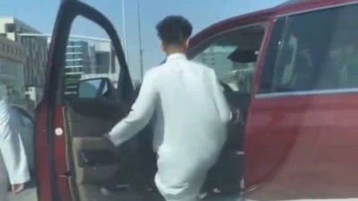 فيديو صادم: اعتداء شخصين على آخر داخل مركبته بالرياض!