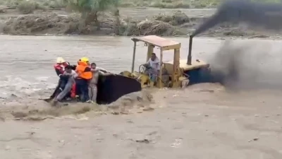 بالفيديو: بطل ينقذ 4 أرواح من وادي الجعبة قبل أن تبتلعها السيول