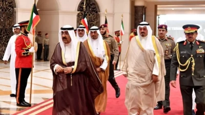 وصول أمير الكويت إلى الرياض ومرافقه نائب أمير الرياض في استقباله