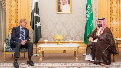 "لقاء تاريخي بين ولي العهد ورئيس وزراء باكستان يشعل الأجواء"