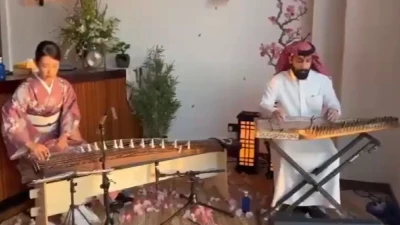 "عرض موسيقي استثنائي يجمع بين مواطن سعودي ويابانية خلابة في حفل بالخبر! شاهد الفيديو الرائع"