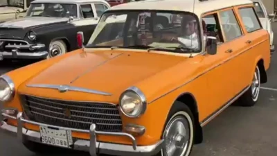 "قصة مذهلة لسيارة قديمة تحمل 25 عروساً في معرض القصيم للسيارات الكلاسيكية! شاهد الفيديو الرائع"