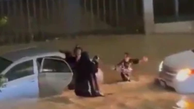 بالفيديو: بطلة تنقذ عائلة من الغرق في سيول عنيزة