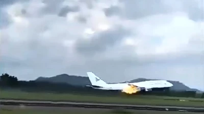 "شاهد كيف قام قائد الطائرة بإكمال الرحلة بعد فقدان محركه ورأي الطيار المدني يثير الدهشة! فيديو مذهل"