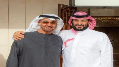 "لقطة تاريخية: لقاء أخوي بين ولي العهد ورئيس الإمارات تحت أضواء الشمس"