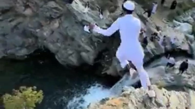 "شاهد: لحظات تشويقية لشاب شجاع يقفز من قمة شلال الحمده في فيديو مذهل!"