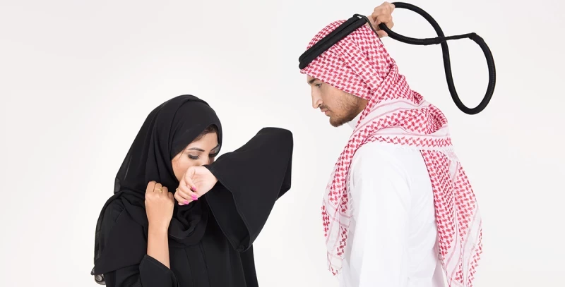 بهذه الطريقة البشعه سعودي يعاقب زوجته لرفضها الطبخ لضيوفه.. شاهد ماذا عمل بها!!