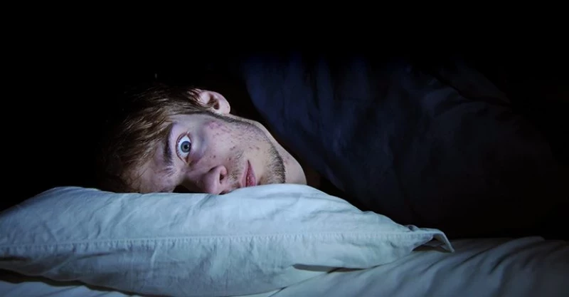 تعاني من الاستيقاظ في أثناء النوم دون القدرة على الحركة.. هل زارك أحد في تلك اللحظات! (إليك الحقيق الصادمة)