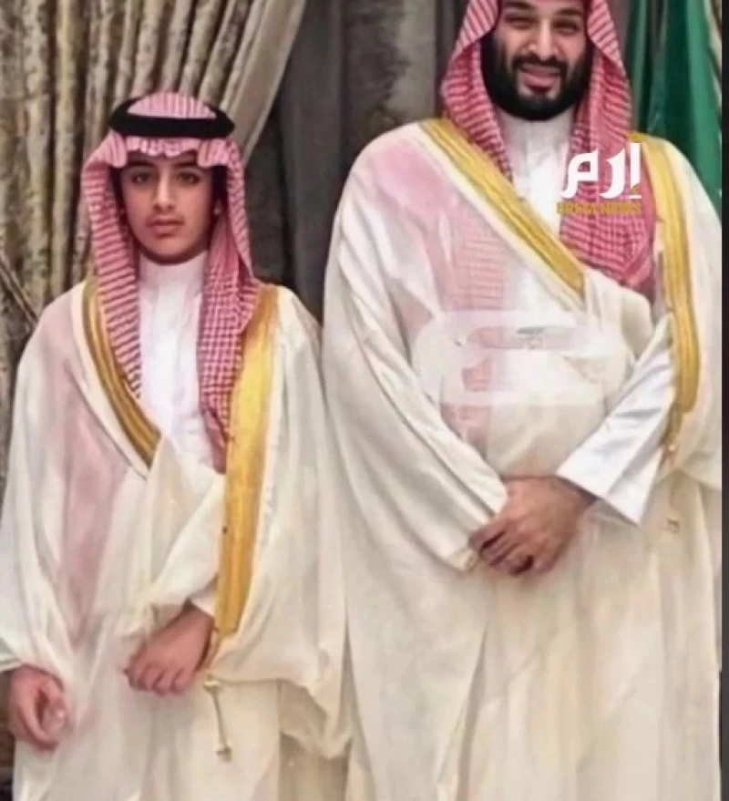 نجل ولي العهد السعودي يخطف الأنظار بظهوره الأول مع والده وماقاله والده عنه جعل خدوده تحمر من شدة الخجل.. شاهد