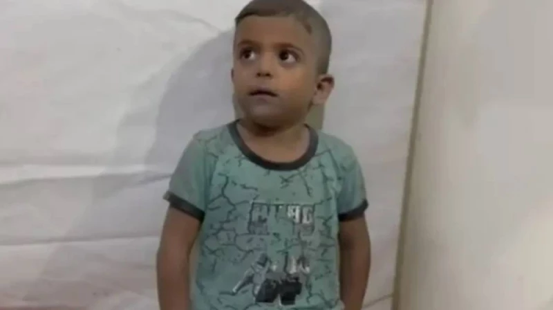 تعرف على قصة الطفل الذي تحدى الرعب وتغلب على الصعاب في غزة
