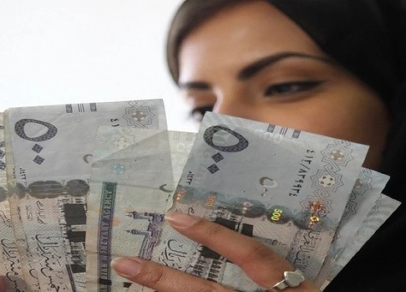 دولة عربية تهزم العملات العالمية القوية وتتصدر المشهد الاقتصادي.. تعرف على هذه العملة الجبارة