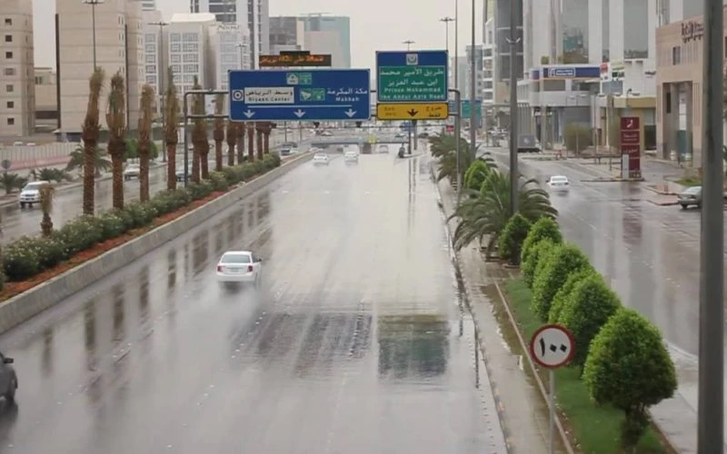 انذار أحمر من الأرصاد: أمطار غزيرة ورياح قوية تضرب الرياض حتى الساعة 10 مساءً!