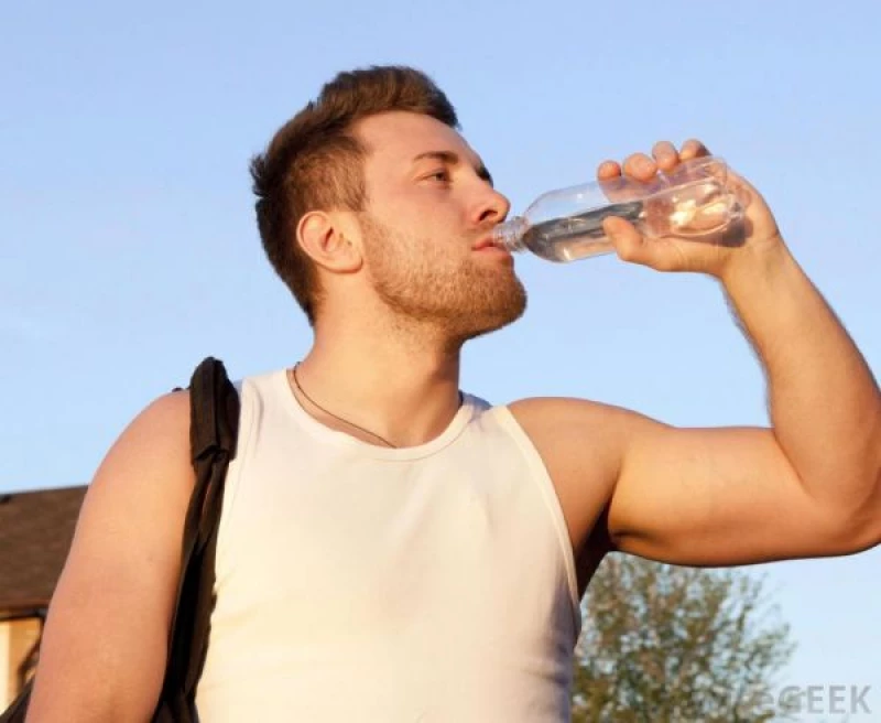 "سرّ جمال الجسم ورشاقته: كيف يمكن لشرب الماء بهذه الطريقة أن يتخلصك من الكرش القبيح؟"