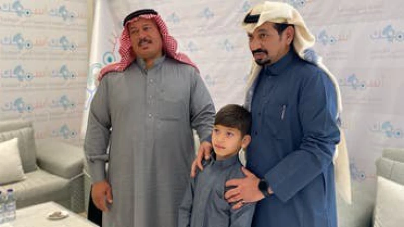 "شاهد رد فعل طفل سعودي المؤثر عند سماعه الأصوات لأول مرة في فيديو يبكي القلوب"