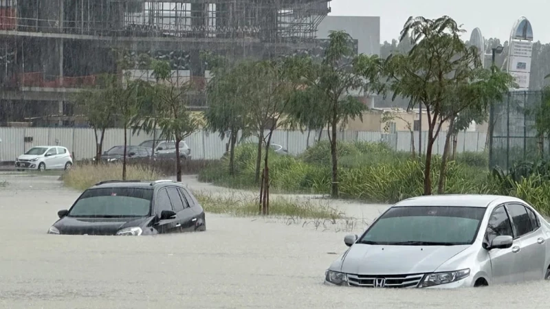 "عاصفة مطرية تاريخية تضرب الإمارات: شاهد الفيديو الذي يروي الحدث بكل تفاصيله!"