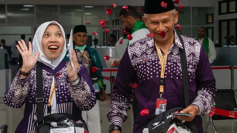 رحلة استثنائية: المستفيدون من مبادرة طريق مكة يغادرون إندونيسيا في اتجاه المملكة